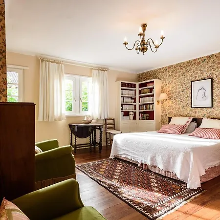 Maison Dominxenea Bed & Breakfast 3*